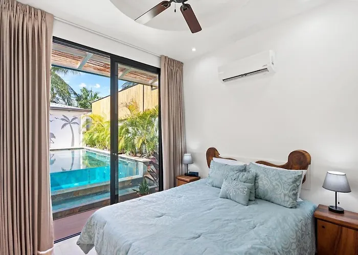 Swim-through Glass Pool Villa, 5min *